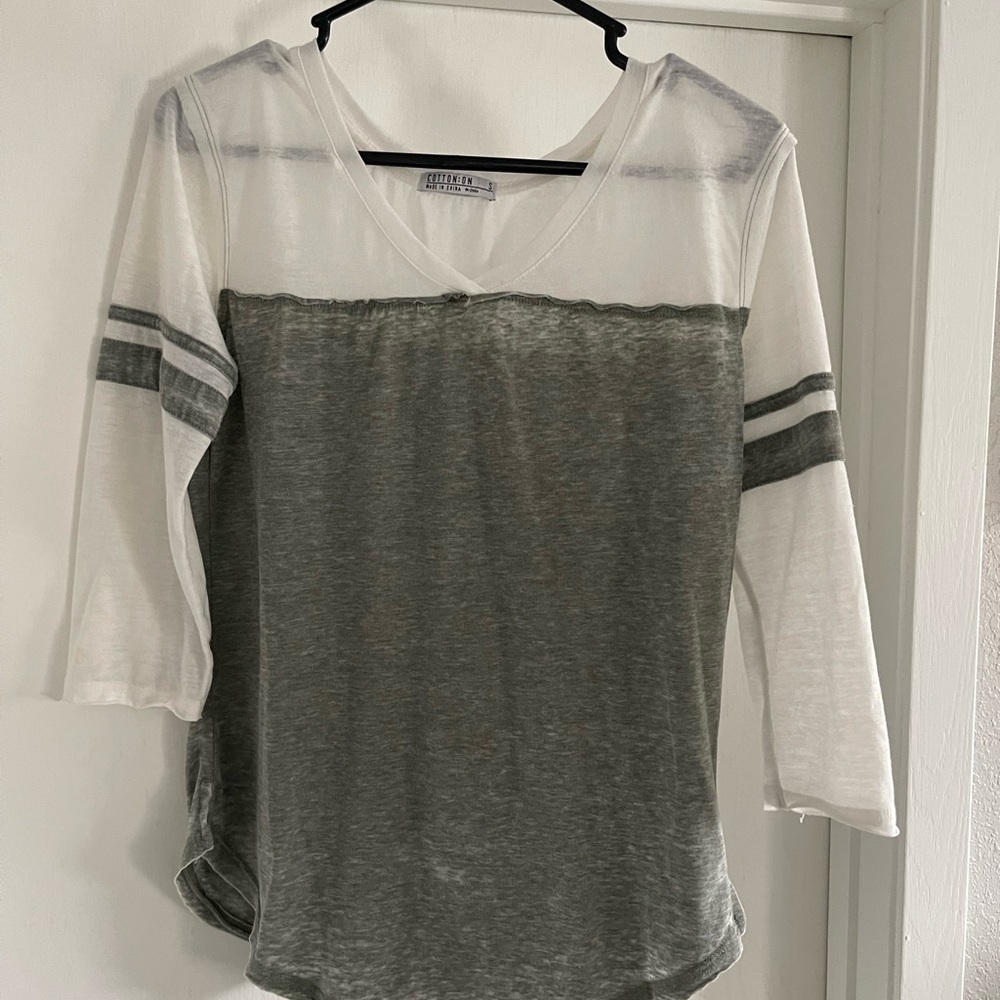 3/4 sleeve v-neck shirt